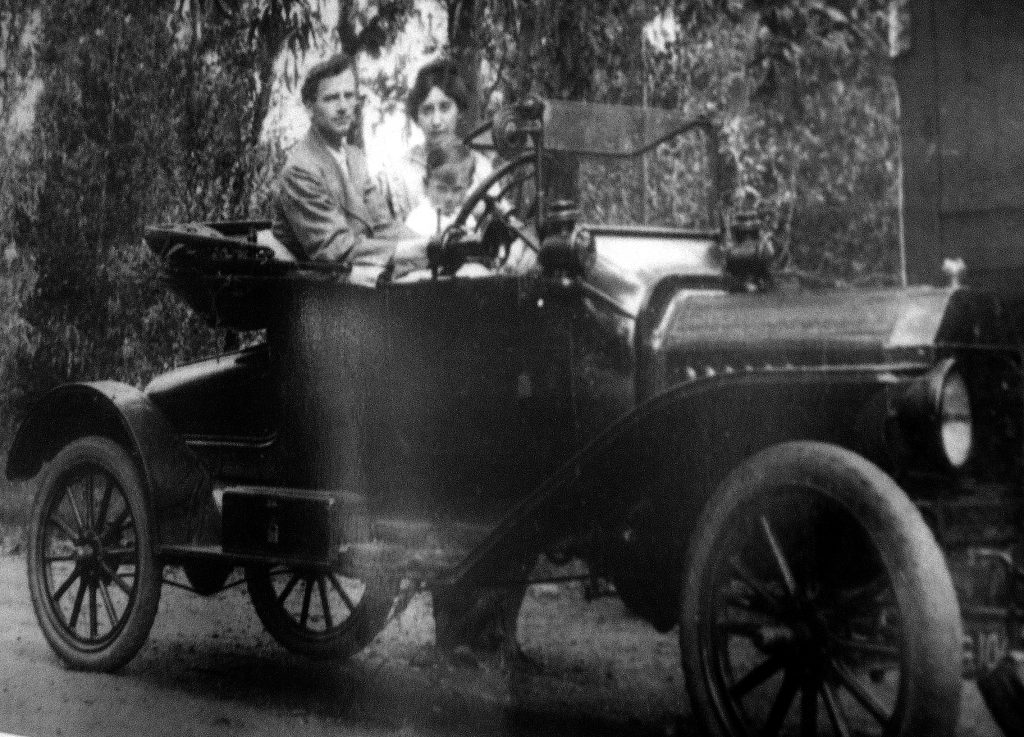 Agnes Barr Auchencloss and Gosta Lundholm in a car.