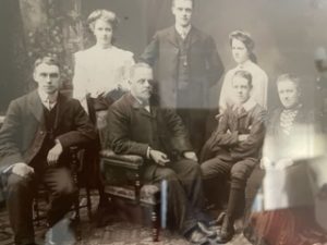 Tom Bonsor between his mother and farther with his siblings.