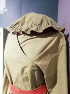 Replica munitions workers uniform and hat on display in The Devil's Porridge Museum.